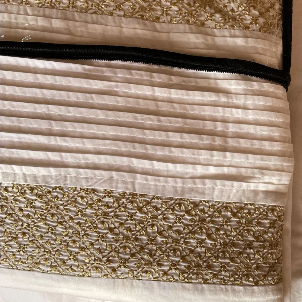 NWT Tahari White Gold Metallic Embroidered 3 Piece Queen Duvet Set